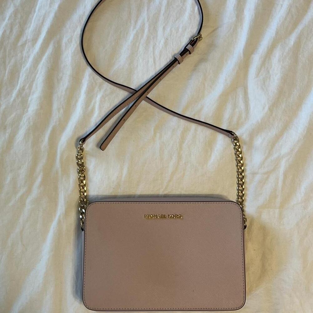 Michael Kors women’s jet set crossbody large leather bag purse. Color is called